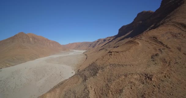 Luchtfoto, bergachtige en steenachtig woestijn bij Tamessoult, Marokko — Stockvideo