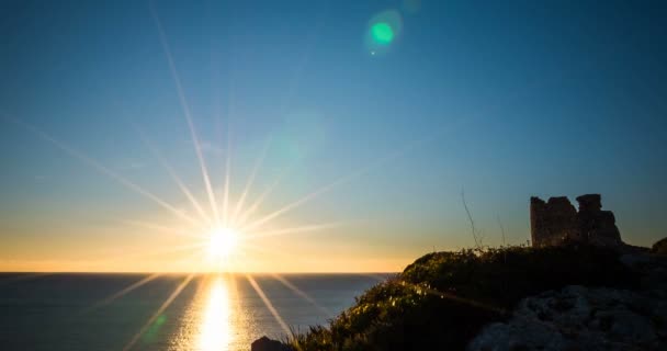 Time Lapse, puesta de sol y torre de vigilancia en la costa portuguesa, Portugal — Vídeos de Stock