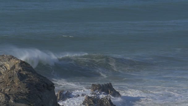 4x Real Slow Motion - Olas enormes en las costas portuguesas - 100fps — Vídeo de stock