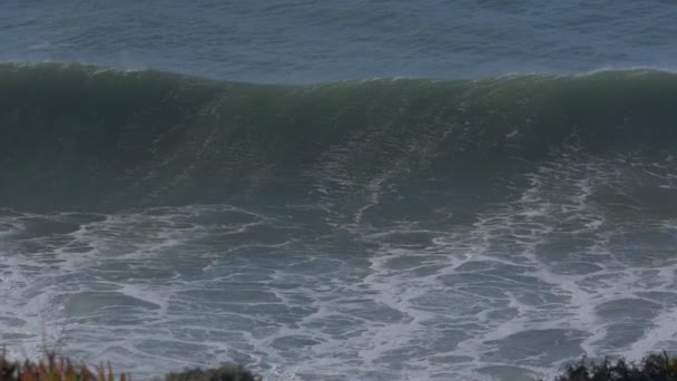 4x Real Slow Motion - Olas enormes en las costas portuguesas - 100fps — Vídeo de stock