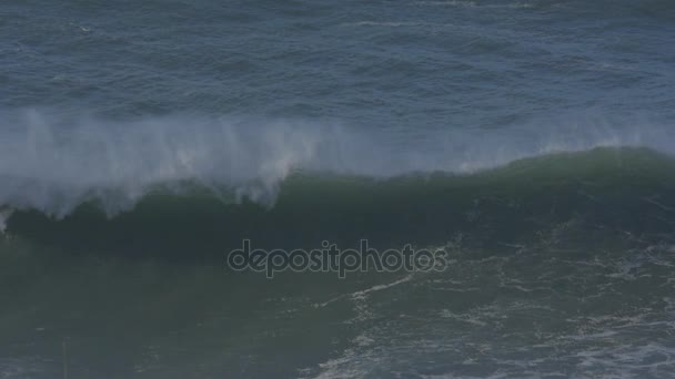 4x Real Slow Motion - Olas enormes en las costas portuguesas - 100fps — Vídeos de Stock