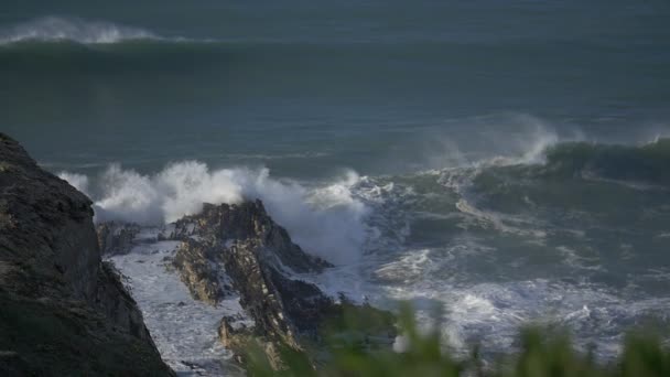 4 x πραγματικά αργή κίνηση - τεράστια κύματα στις ακτές Πορτογαλίας - 100fps — Αρχείο Βίντεο