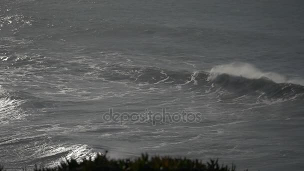 本当のスローモーション - x 4 ポルトガル語海岸 - 100 fps で巨大な波 — ストック動画