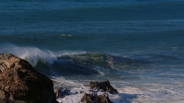 4x Real Slow Motion - Ondes énormes sur les côtes portugaises - 100fps — Video