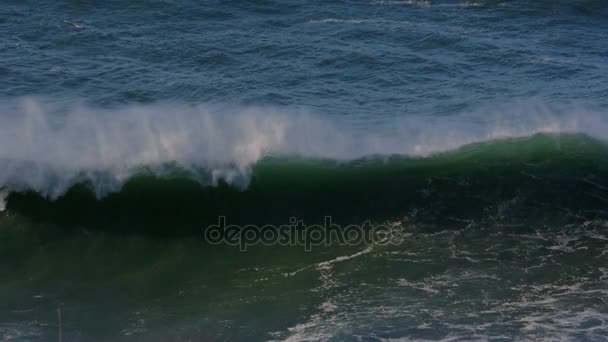 4 х реальні повільний рух - величезні хвилі на узбережжях Португальська - 100 кадрів в секунду — стокове відео