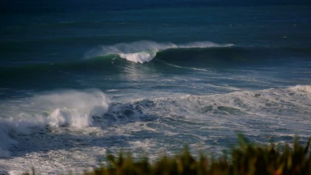 4 x 真正慢动作-巨浪在葡萄牙海岸-100 帧/秒 — 图库视频影像