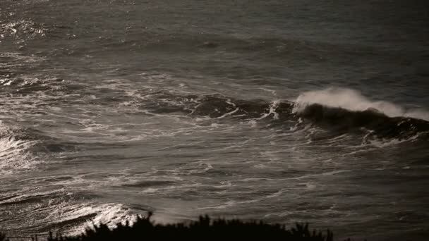 4 x skutečné Slow Motion - obrovské vlny na portugalské pobřeží - 100fps — Stock video