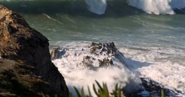 Büyük okyanus dalgalarının kayalar, Algarve, Portekiz karşı kırma