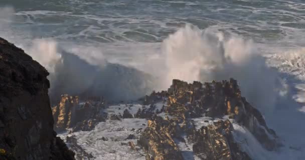 Grote oceaan golven die breken tegen de rotsen, Algarve, Portugal — Stockvideo