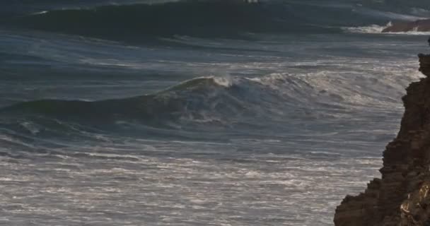 Obrovský oceán vlny s mohutnou skály, Algarve, Portugalsko — Stock video