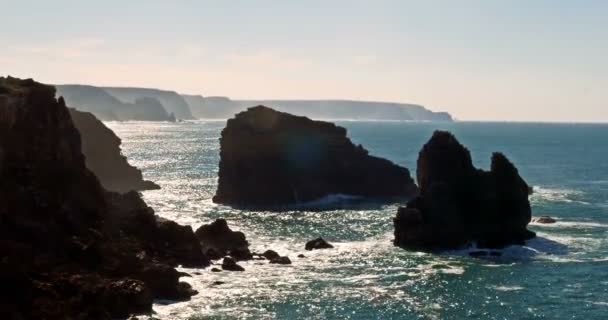 Costa Rochosa Na Praia Da Zimbreirinha, Algarve, Portugal — Vídeo de Stock