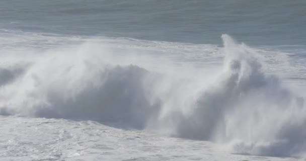 Schöne und riesige Wellen, Atlantischer Ozean - heimisches Material — Stockvideo