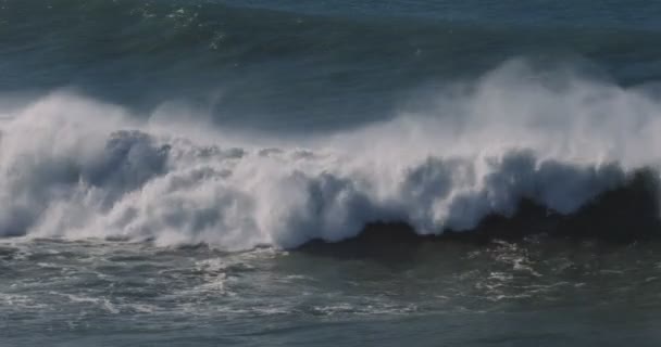 Belas e enormes ondas, Oceano Atlântico - Versão graduada — Vídeo de Stock