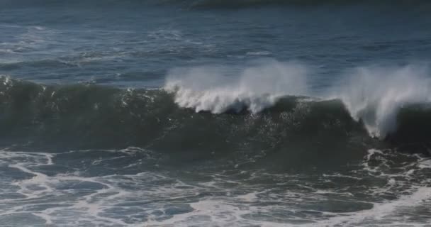 Gyönyörű és hatalmas hullámok, Atlanti-óceán - osztályozott változat — Stock videók