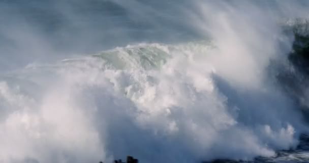 Belas e enormes ondas, Oceano Atlântico - Versão graduada — Vídeo de Stock