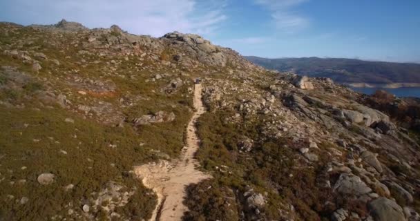 Antenne, geländegängig mit einem Jeep bei cela, portugal — Stockvideo