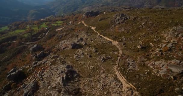 Antenne, geländegängig mit einem Jeep bei cela, portugal — Stockvideo