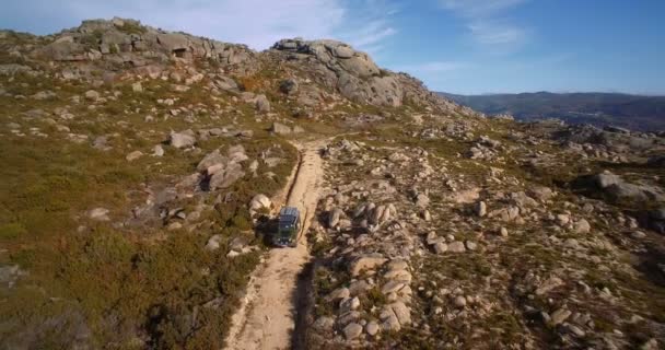 Antenne, geländegängig mit einem Jeep bei cela, portugal — Stockvideo