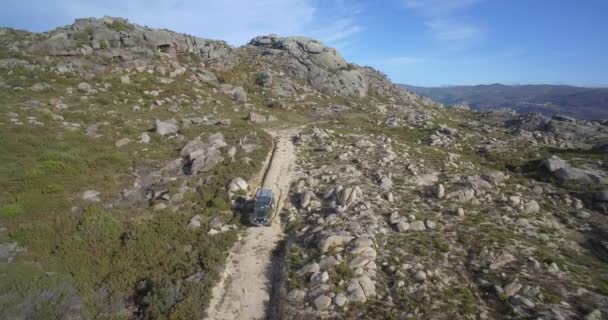 Antenne, geländegängig mit einem Jeep bei cela, portugal — Stockvideo