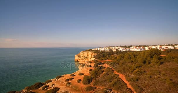 Antenne, praia da corredoura, grotten, praia da benagil, portugal — Stockvideo