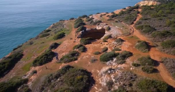 Aerial, Praia Da Corredoura, Grottas, Praia Da Benagil, Portugalsko — Stock video