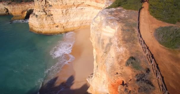 Antenne, praia da corredoura, grotten, praia da benagil, portugal — Stockvideo