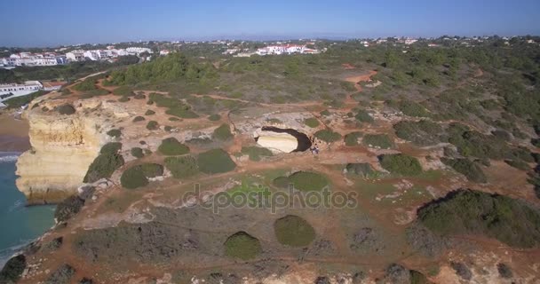Aerial, Praia Da Corredoura, Grottas, Praia Da Benagil, Πορτογαλία — Αρχείο Βίντεο