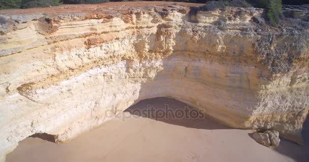 Aerial, Praia Da Corredoura, Grottas, Praia Da Benagil, Португалія — стокове відео