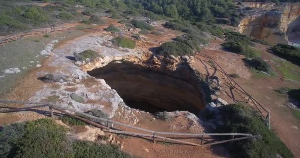 Aerial, Praia Da Corredoura, Grottas, Praia Da Benagil, Португалія — стокове відео