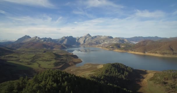 Luchtfoto, mooi uitzicht op de Embalse De Riano, Spanje — Stockvideo