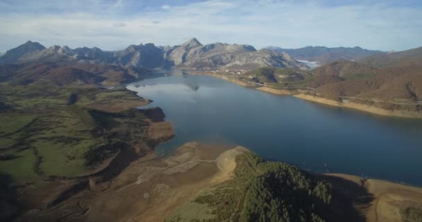 Luchtfoto, mooi uitzicht op de Embalse De Riano, Spanje — Stockvideo