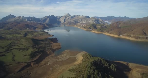 Εναέρια, όμορφη θέα σε Embalse De Riano, Ισπανία — Αρχείο Βίντεο