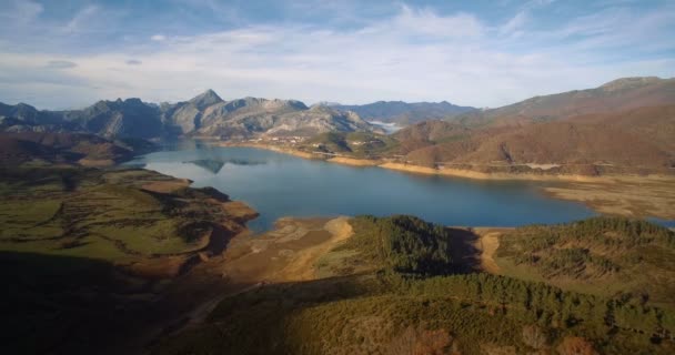 Εναέρια, όμορφη θέα σε Embalse De Riano, Ισπανία — Αρχείο Βίντεο