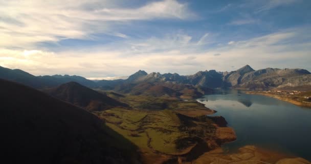 Aérea, Hermosa Vista Sobre Embalse De Riano, España — Vídeos de Stock