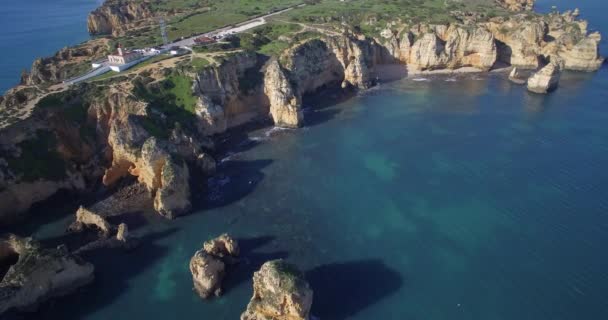 Aerial, Grotte a Farol Da Ponta Da Piedade, Lagos, Portogallo — Video Stock