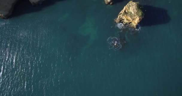 Aerial, Caves At Farol Da Ponta Da Piedade, Lagos, Portugália — Stock videók