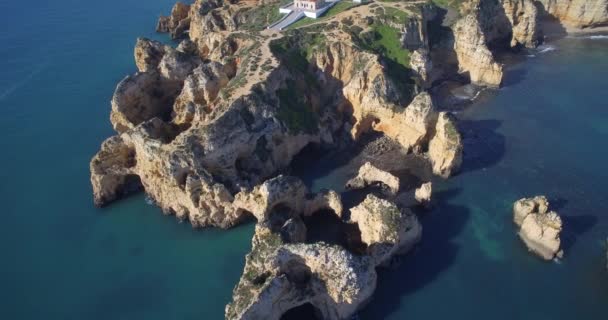 Aerial, Caves At Farol Da Ponta Da Piedade, 라고스, 포르투갈 — 비디오