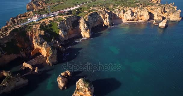 Flygfoto, grottor på Farol Da Ponta Da Piedade, Lagos, Portugal — Stockvideo