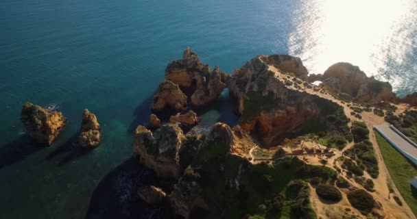 Aerial, Caves At Fel Ponta Feldade, Лагуш, Португалия — стоковое видео