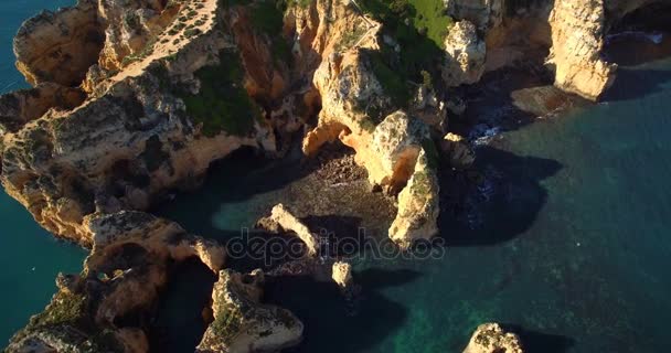 Antenne, Höhlen am Farol da Ponta da Piedade, Lagos, Portugal — Stockvideo