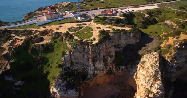 Flygfoto, grottor på Farol Da Ponta Da Piedade, Lagos, Portugal — Stockvideo