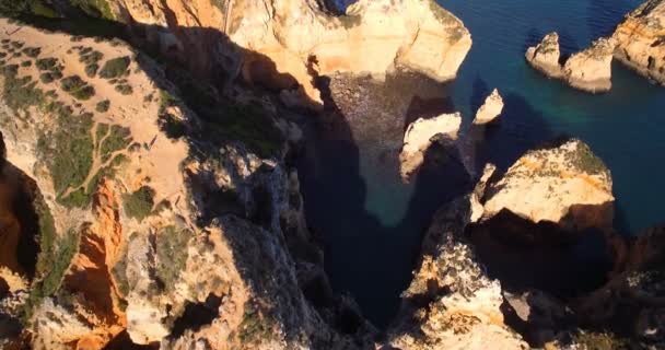 Antenne, Höhlen am Farol da Ponta da Piedade, Lagos, Portugal — Stockvideo