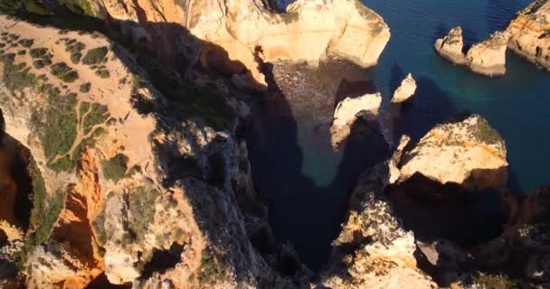 Luchtfoto, Grotten bij Farol Da Ponta Da Piedade, Lagos, Portugal — Stockvideo