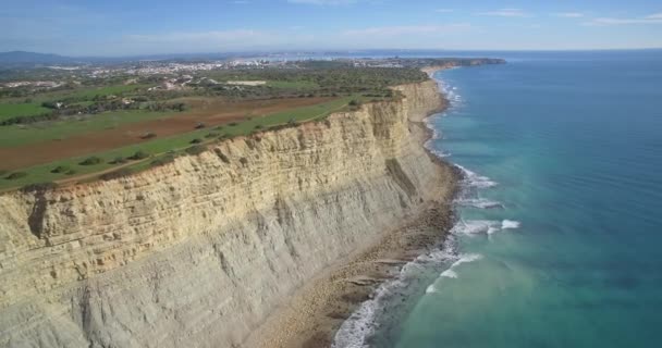 Línea aérea, empinada acantilado en Faro, Portugal — Vídeos de Stock