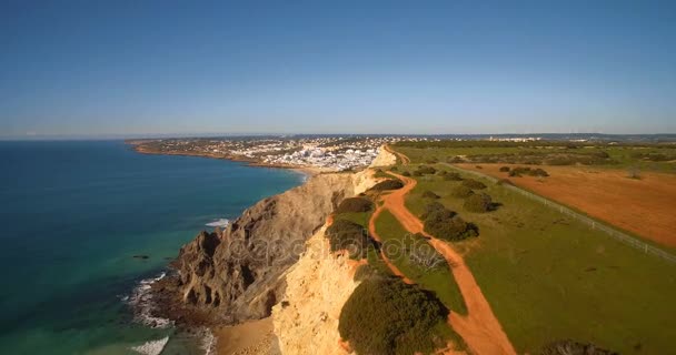 Antenn, brant klippa linje på Faro, Portugal — Stockvideo