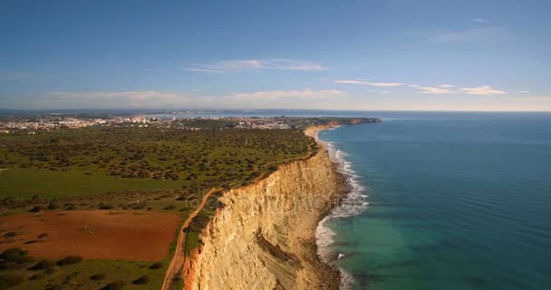 Vzdušný, strmé útesu linie v Faro, Portugalsko — Stock video