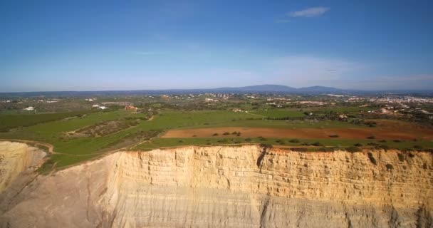 Antenn, brant klippa linje på Faro, Portugal — Stockvideo