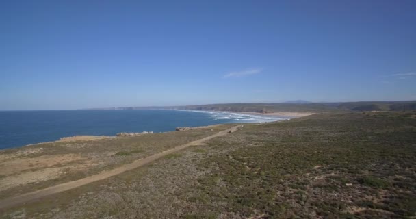 Antenne, steile Klippen bei Praia da zimbreirinha, Portugal — Stockvideo