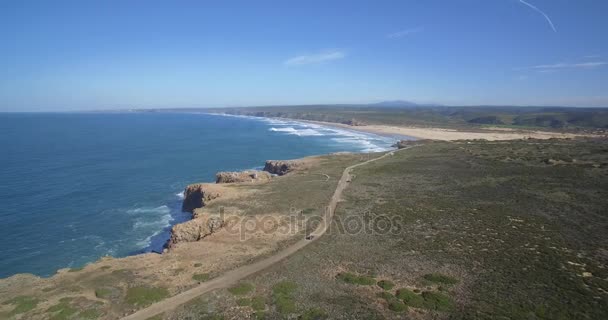 空中的陡峭的悬崖线在普拉亚大 Zimbreirinha，葡萄牙 — 图库视频影像