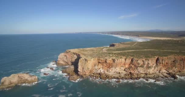 Linie lotnicze, strome urwiska w Praia Da Zimbreirinha, Portugalia — Wideo stockowe